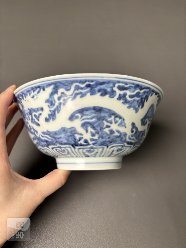 明成化 青花地留白龙纹碗 - 图8